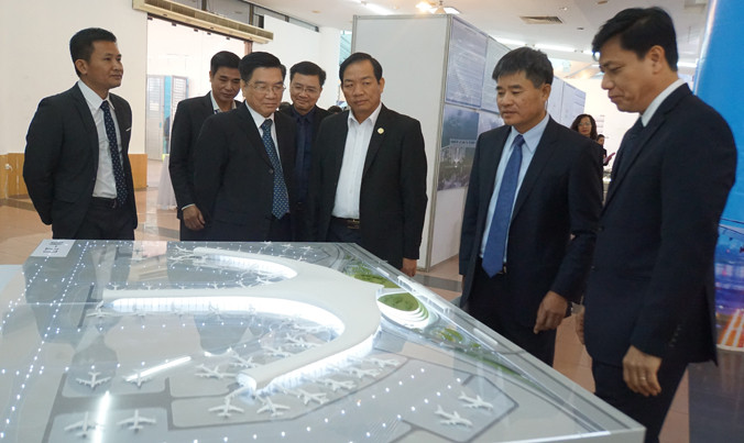 Triển lãm, lấy ý kiến người dân về thiết kế Sân bay Long Thành. Ảnh: Bảo An.