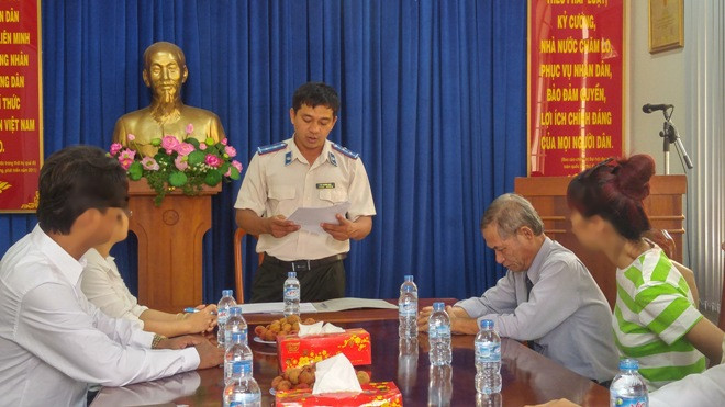 Buổi xin lỗi được diễn ra tại Chi cục thi hành án quận 2 (TPHCM). Ảnh P.T