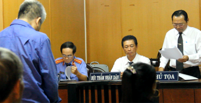 Trần Văn Cư nghe tòa tuyên án chiều 16/6. Ảnh: Tân Châu