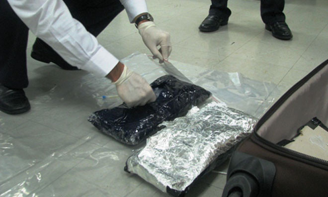 Qua kiểm tra, phát hiện hành khách mang theo 3 túi đen đựng ma túy. Ảnh minh họa.