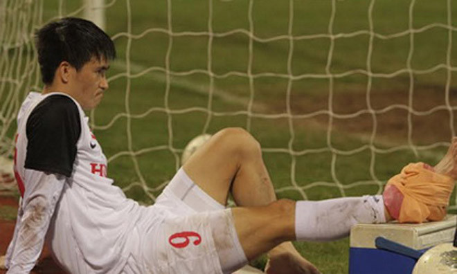 Công Vinh chưa thể thi đấu, SLNA kêu trời VFF