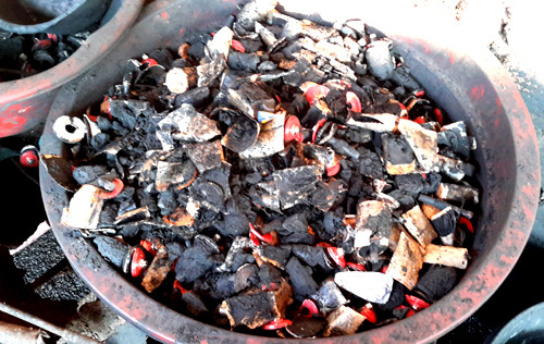 Pin được đập nhỏ, chuẩn bị đem nhuộm với cà phê.