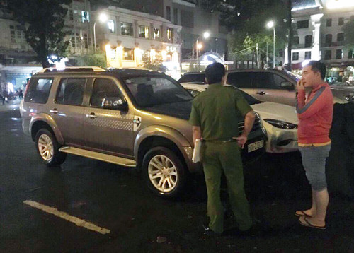 Nhiều ôtô đậu phía sau Nhà hát thành phố. Ảnh: VnExpress.