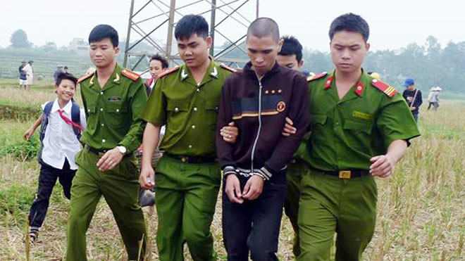 Công an áp tải Đào Quốc Huy thực nghiệm hiện trường.