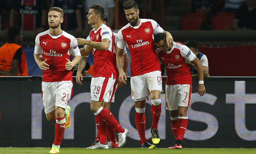 Sanchez chia vui cùng đồng đội sau bàn gỡ hòa. Ảnh: Reuters.