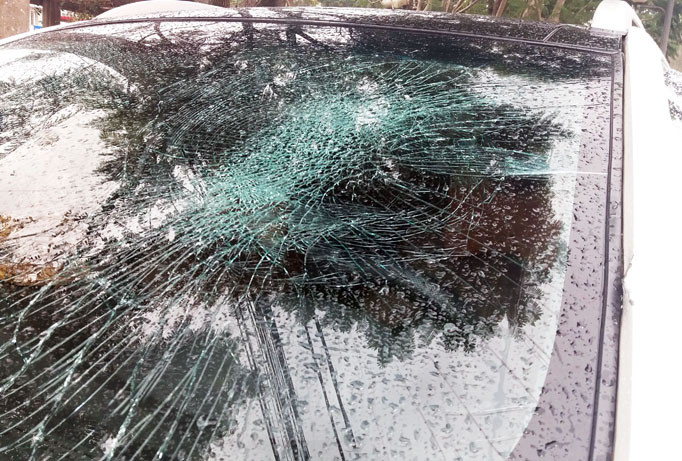 Kính xe bị vỡ.