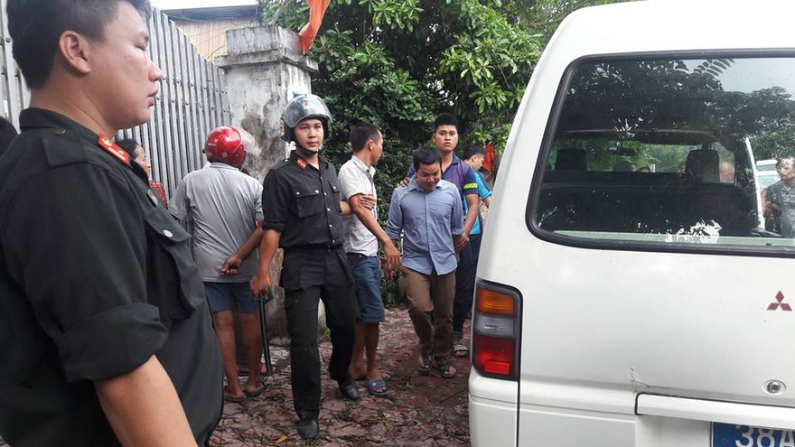 Lực lượng chức năng di lý các đối tượng về trụ sở Công an TX Hồng Lĩnh để tiếp tục điều tra.