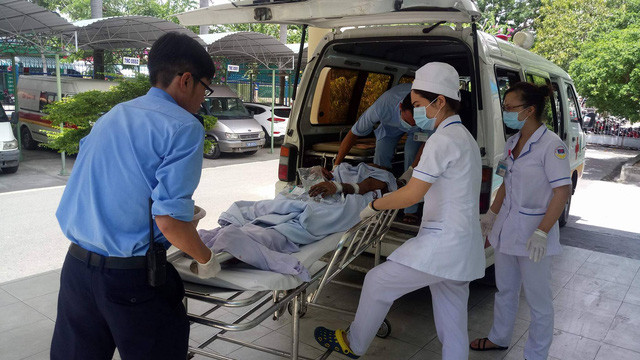 Nạn nhân bị thương được đưa đi cấp cứu. Ảnh: Dân Trí.