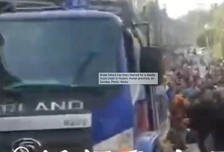 Chiếc xe tải mất phanh lao vào chợ đông người. (Ảnh: SCMP)