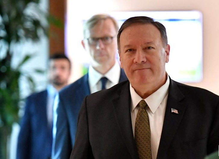 Ngoại trưởng Mỹ Mike Pompeo và phái viên đặc biệt của Mỹ về Iran Brian Hook đến UAE ngày 19/9. (Ảnh: Reuters)