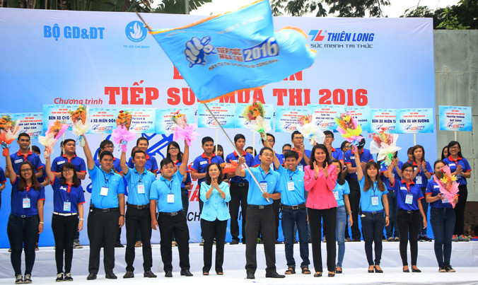 Bà Nguyễn Thị Thu, Phó chủ tịch UBND TPHCM, trao cờ lệnh xuất quân chương trình “Tiếp sức mùa thi” cho anh Lê Xuân Dũng, PGĐ Trung tâm Hỗ trợ học sinh - sinh viên, Trưởng ban tổ chức chương trình.