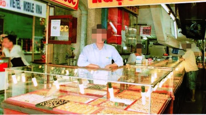 Dũng canh chờ khách hàng mua vàng từ tiệm kim hoàn trở ra để cướp giật dây chuyền. 