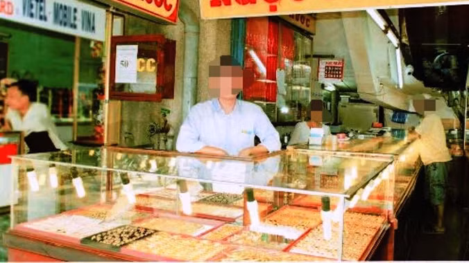 Dũng canh chờ khách hàng mua vàng từ tiệm kim hoàn trở ra để cướp giật dây chuyền. 