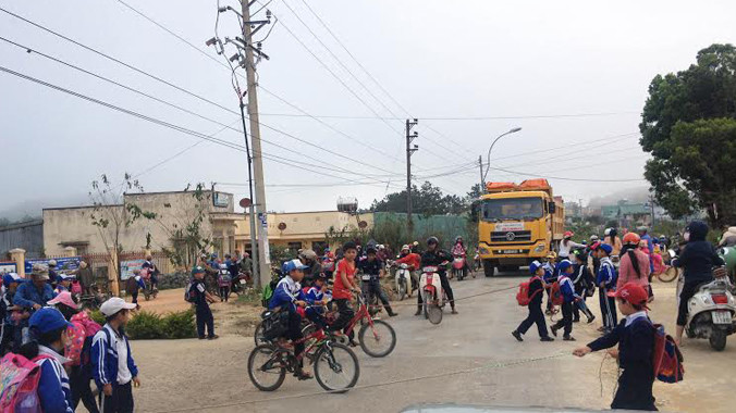 Giờ tan trường của HS một trường tiểu học ở Đà Lạt.