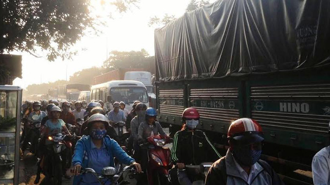 Quốc lộ 1A kẹt cứng nhiều giờ.