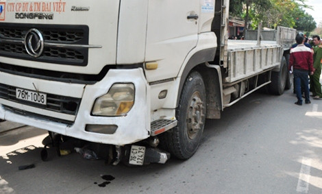 Xe máy nạn nhân kẹt dưới gầm ôtô tải. Ảnh: N.X.