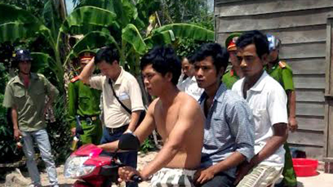 Công an dựng lại hiện trường.