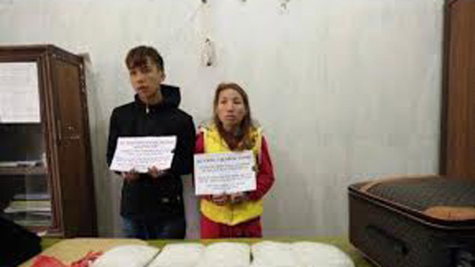 Hai đối tượng lúc bị bắt. 