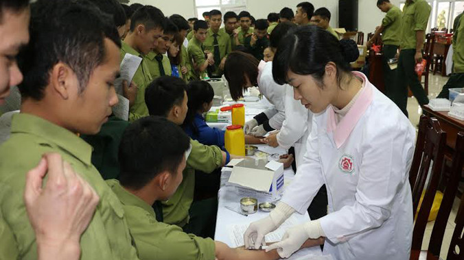 Đông đảo cán bộ, ĐVTN Đại học Chính trị và sinh viên tình nguyện tham gia hiến máu.