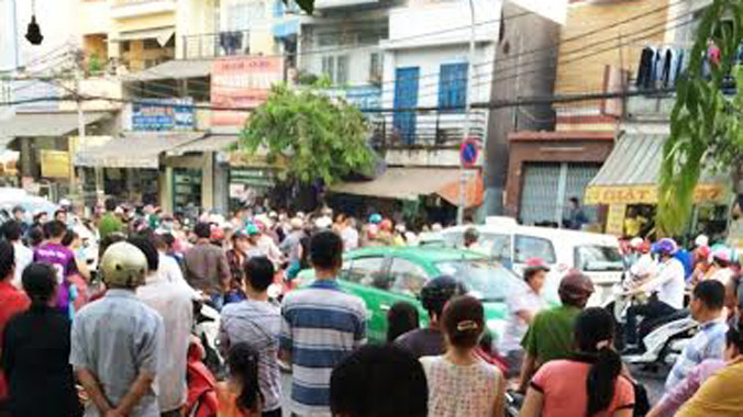 Vụ nổ súng khiến hàng trăm người dân trong hẻm hoảng hốt. Ảnh Bạn đọc cung cấp.