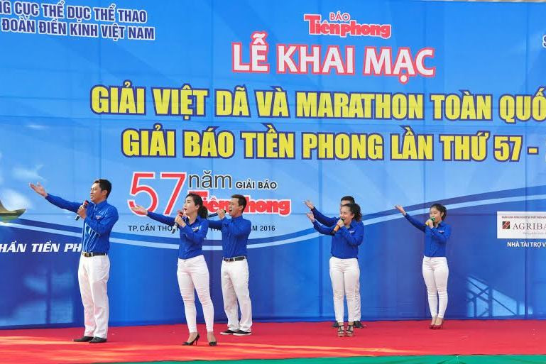 Văn nghệ chào mừng.