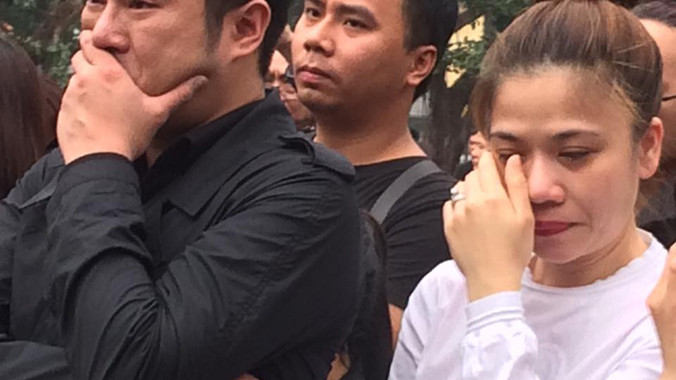 Mỹ Dung không ngừng lau nước mắt trước giờ phút tiễn biệt Trần Lập.