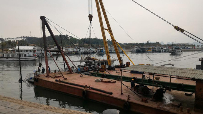 Lực lượng cứu hộ đang trục vớt con tàu đắm.