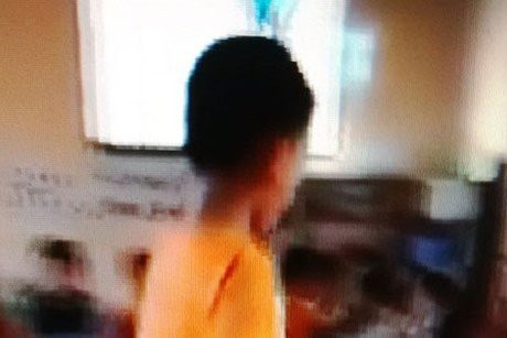 Hình ảnh được cắt ra từ clip cô giáo đưa lên mạng.