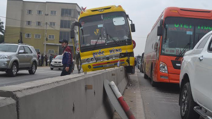 Hiện trường vụ tai nạn, phần đầu chiếc xe khách nằm trên dải phân cách.
