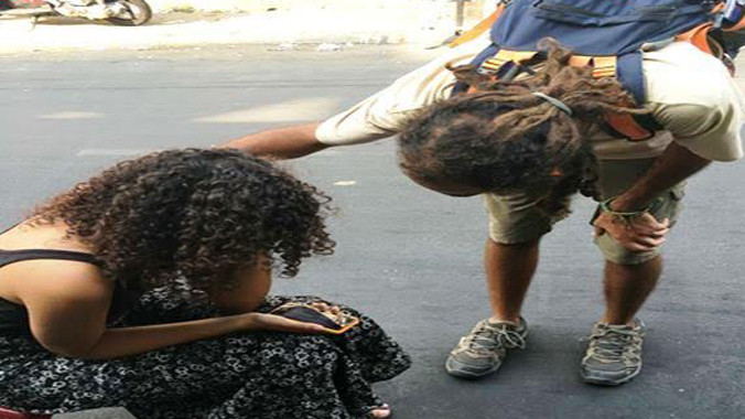 Nữ du khách khóc sau khi bị cướp giật tài sản vào chiều 11/3. Ảnh Facebook. 