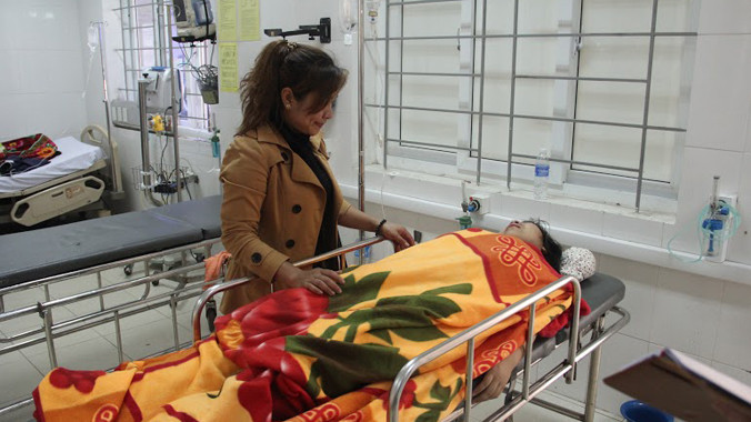 Người nhà chăm sóc nữ sinh Phạm Thị Linh.