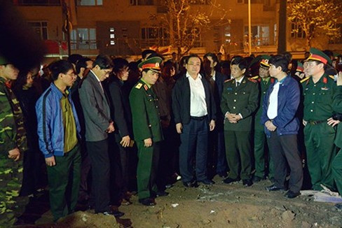 Bí thư Thành uỷ Hoàng Trung Hải kiểm tra công tác khắc phục hậu quả vụ nổ tại Hà Đông. Ảnh ANTĐ.