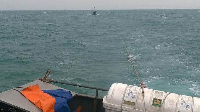 Tàu cá QNa 01059 trên đường được tàu BP 43-1302 lai dắt vào bờ. Ảnh: Hải đội 2 cung cấp.