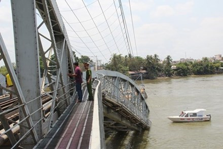 Hiện trường vụ sập cầu Ghềnh