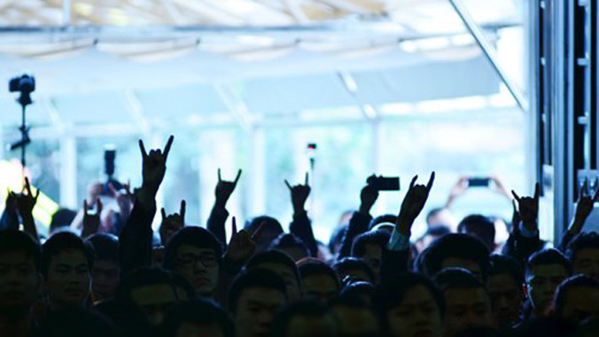 Hành động lạ tại lễ tang Trần Lập. Những cánh tay giơ cao như một lời chào tạm biệt của những người anh em dành cho Trần Lập. Ảnh: Thanh Hà.