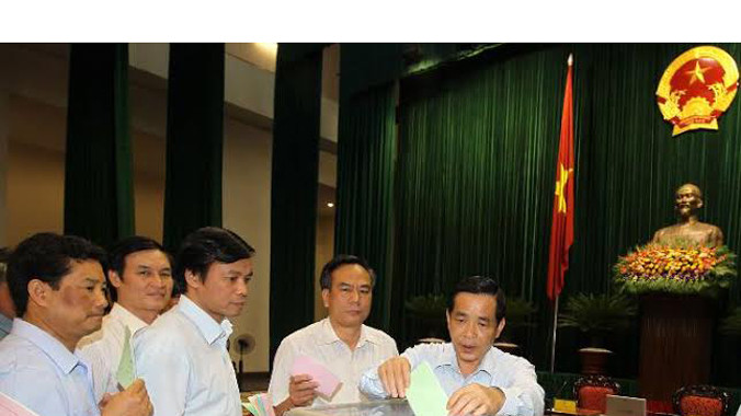 Các đại biểu QH bỏ phiếu bầu Chủ tịch nước, Thủ tướng Chính phủ trong kỳ họp thứ nhất, QH khoá XIII.