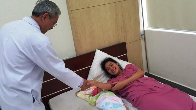 Bác sĩ Bệnh viện T.Ư Huế chúc mừng sản phụ “vượt cạn” đã mẹ tròn con vuông sau khi áp dụng kỹ thuật “đẻ không đau”. 