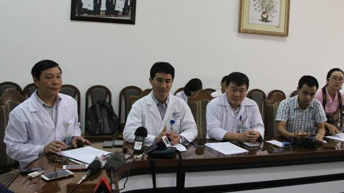 Lãnh đạo bệnh viện Đa khoa Đà Nẵng thông tin nguyên nhân bà Trần Thị Lài tử vong. Ảnh: Đào Phan.