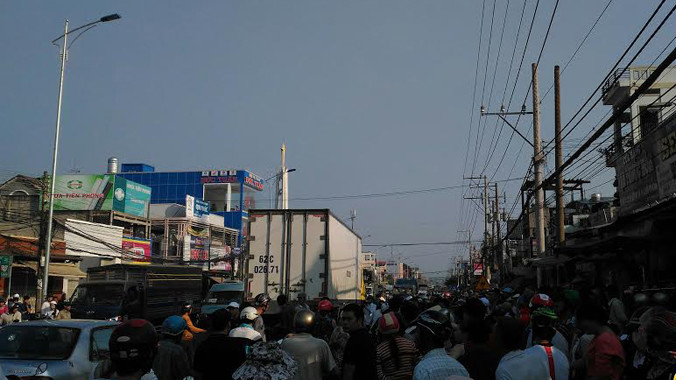 Ùn tắc giao thông trên quốc lộ 20 sau khi xảy ra vụ tai nạn.