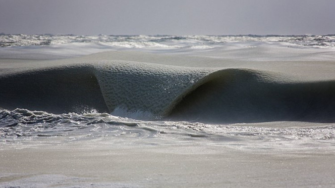 Nhiệt độ giảm nhanh khiến cho tháng 2 trở thành một trong những tháng lạnh nhất trong lịch sử nước Mỹ, và nó cũng là nguyên nhân tạo ra cảnh tượng sóng biển đóng băng kỳ thú.