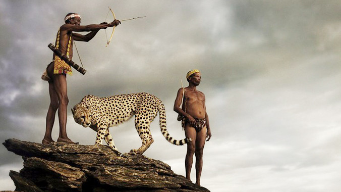 Tận thấy thợ săn bộ lạc 'cặp kè' với báo đốm