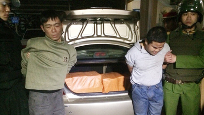 Dẫn giải hai đối tượng về trụ sở Công an.