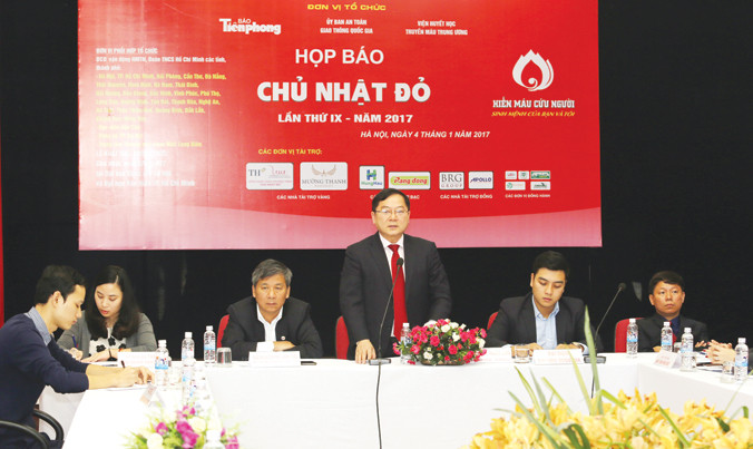 Nhà báo Lê Xuân Sơn, Tổng biên tập báo Tiền Phong, Trưởng ban tổ chức “Chủ nhật Đỏ”, phát biểu tại cuộc họp báo. Ảnh: Như Ý.