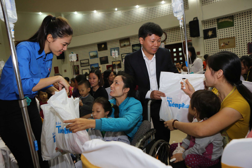 Ông Trần Thanh Lâm, Phó Tổng Biên tập báo Tiền Phong tặng quà cho bệnh nhi. Ảnh: Như Ý.