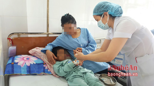 Bé M đang được điều trị tại bệnh viện Hữu nghị đa khoa Nghệ An. Ảnh: Báo Nghệ An