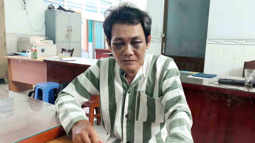 An 'nựng' vừa được tại ngoại hầu tòa.