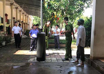 Bình gas nơi nghi bị rò dẫn tới vụ cháy đang được nhà chức trách khám nghiệm. Ảnh: Hải Bình.