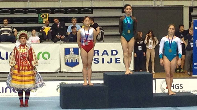  Hà Thanh trên bục nhận HCV nội dung cầu thăng bằng ảnh Facebook