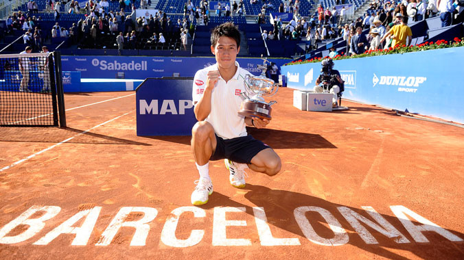 Nishikori cùng với chiếc cúp lịch sử. Ảnh: Barcelona Open