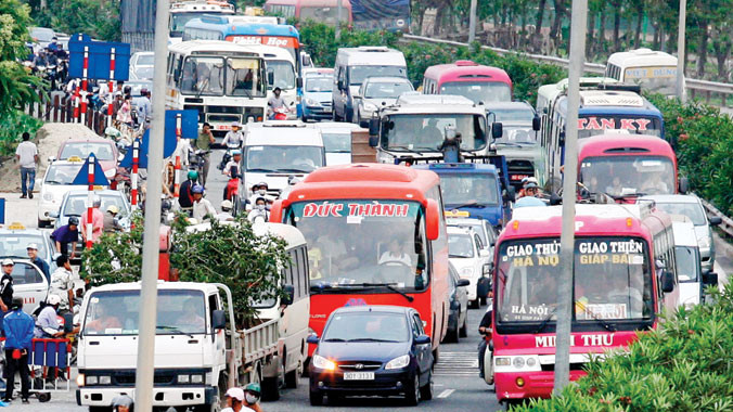  Các phương tiện giao thông được huy động tăng chuyến phục vụ nhu cầu đi lại của người dân trong dịp nghỉ lễ. Ảnh: Hồng Vĩnh